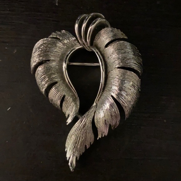 Lisner Jewelry Jewelry - Vintage Lisner silver-tone leaf brooch with a textured finish